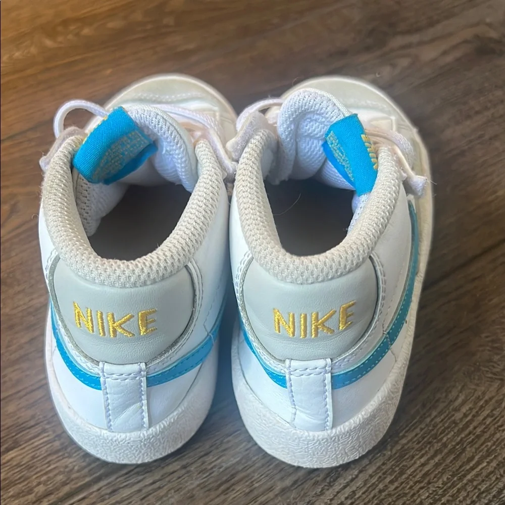 Nike Kids White Sneakers (9C) - Picture 3 of 4